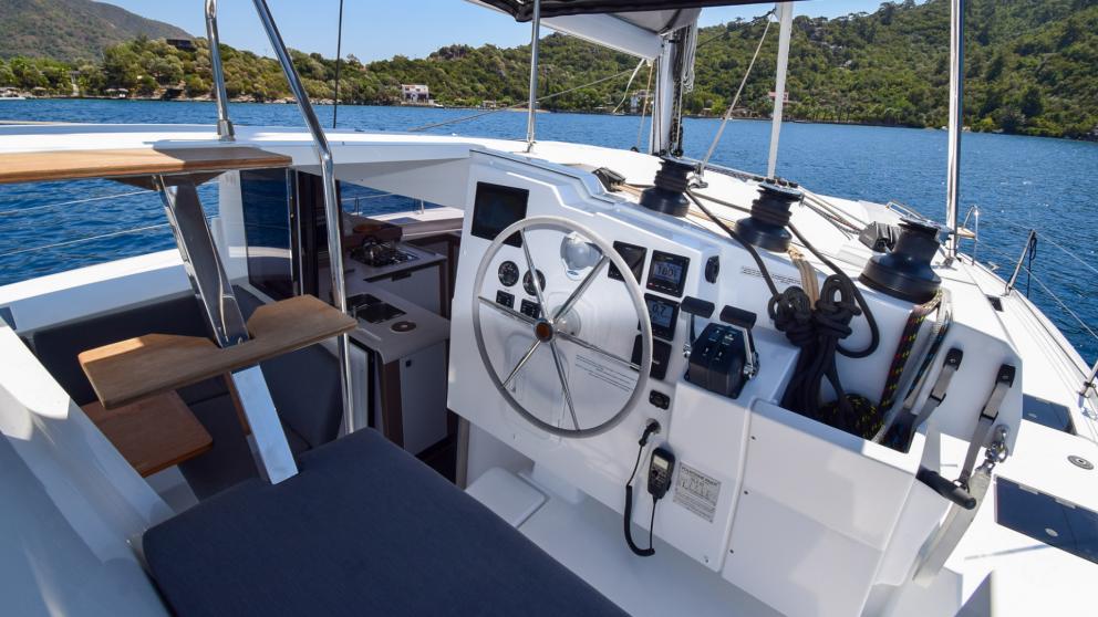 Helm and navigation equipment of the Arven catamaran
