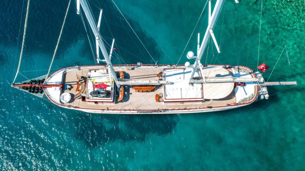 A view from above of the luxurious Kaptan Kadir gulet with its sails loweredThe azure sea can be seen