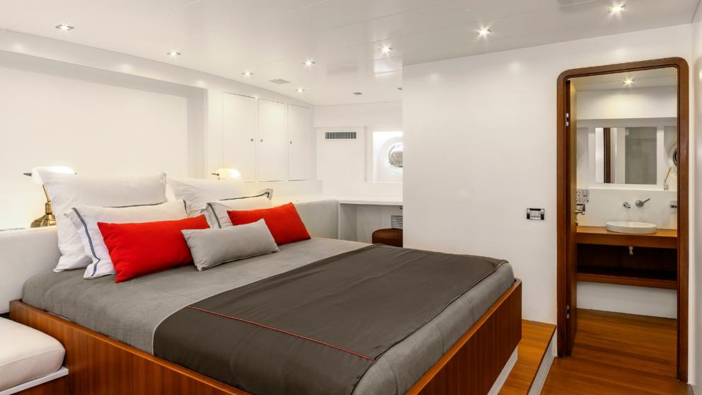 Stylish and spacious master cabin with en-suite bathroom on the yacht Ubi Bene.