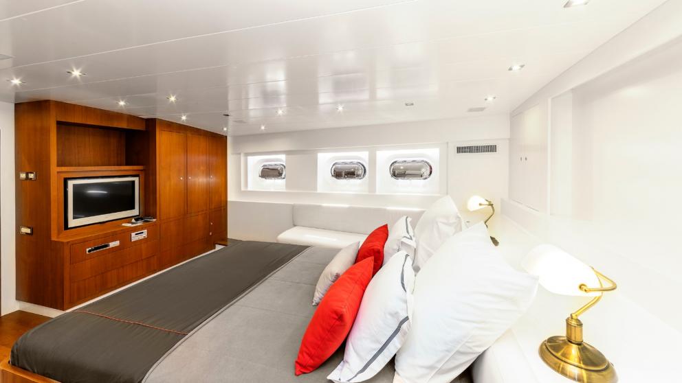 The layout of the bedroom of the Ubi Bene luxury gulet for two people. You can see a large bed and a TV