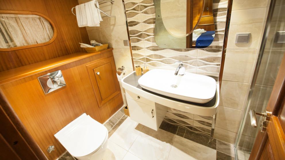 Compact bathroom with washbasin and toilet on the Gulet Berrak Su