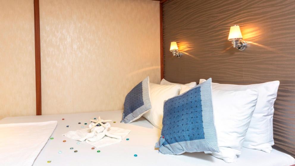 cabin with lamps above the bed