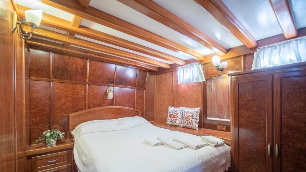 Кровать размера кинг сайз , шкаф и тумбочка с живыми цветами