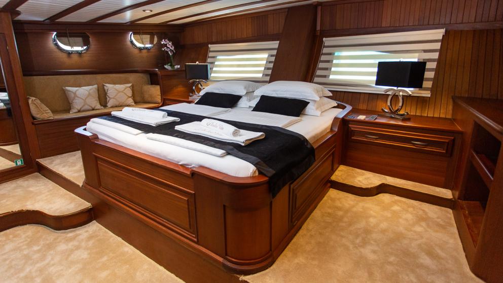Suit uyku kabini, büyük bir yatak ve ilave bir kanepe görebilirsiniz