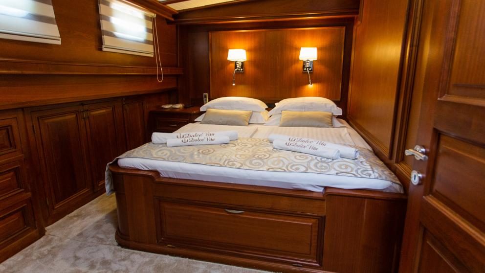 Geniş ve rahat bir yatak ile minimalist tasarımlı yatak odası