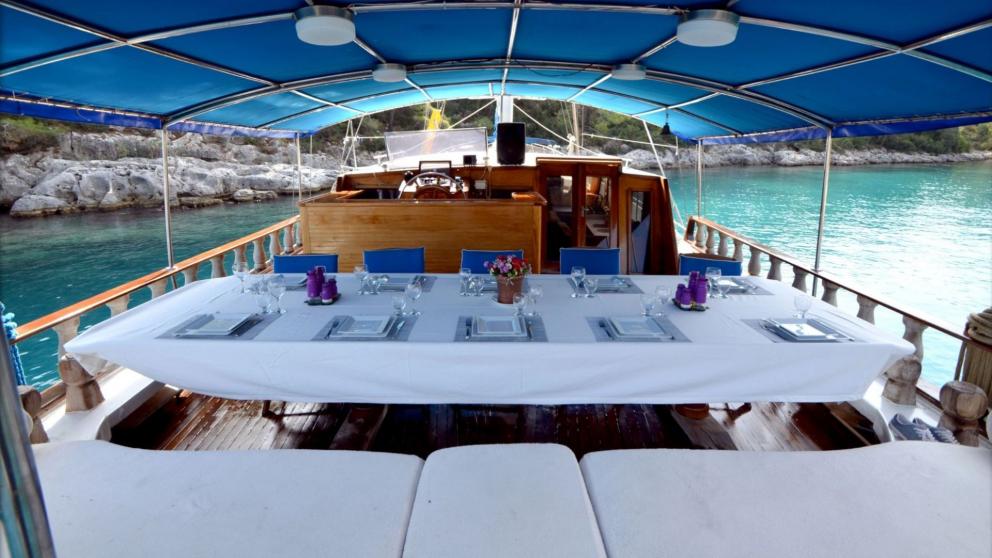 Abendessen auf dem Achterdeck der Gulet Buket