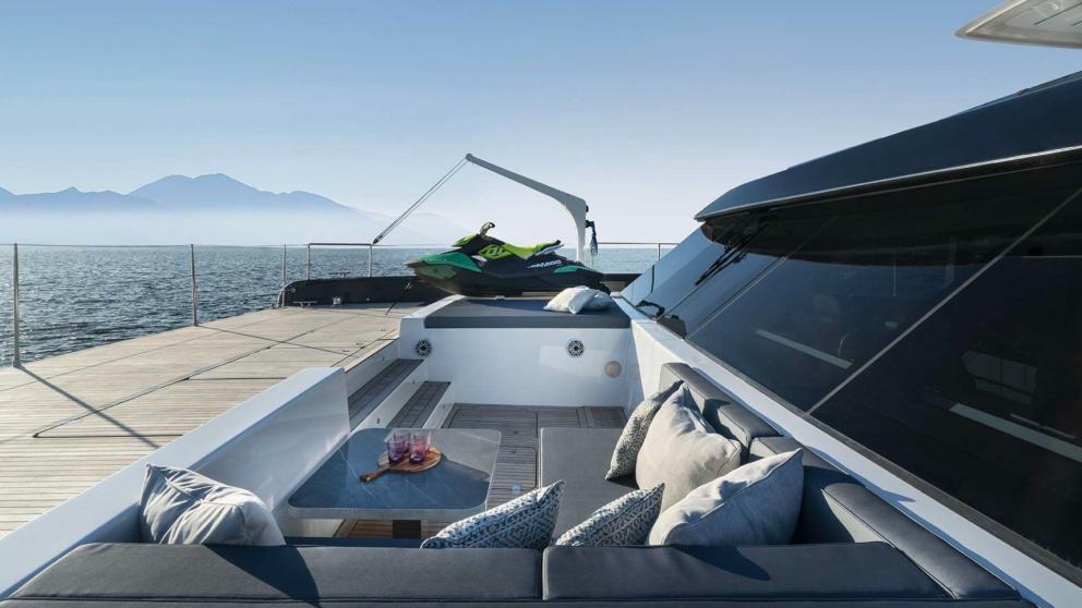 Lounge-Bereich und Jetski auf dem Katamaran Alteya