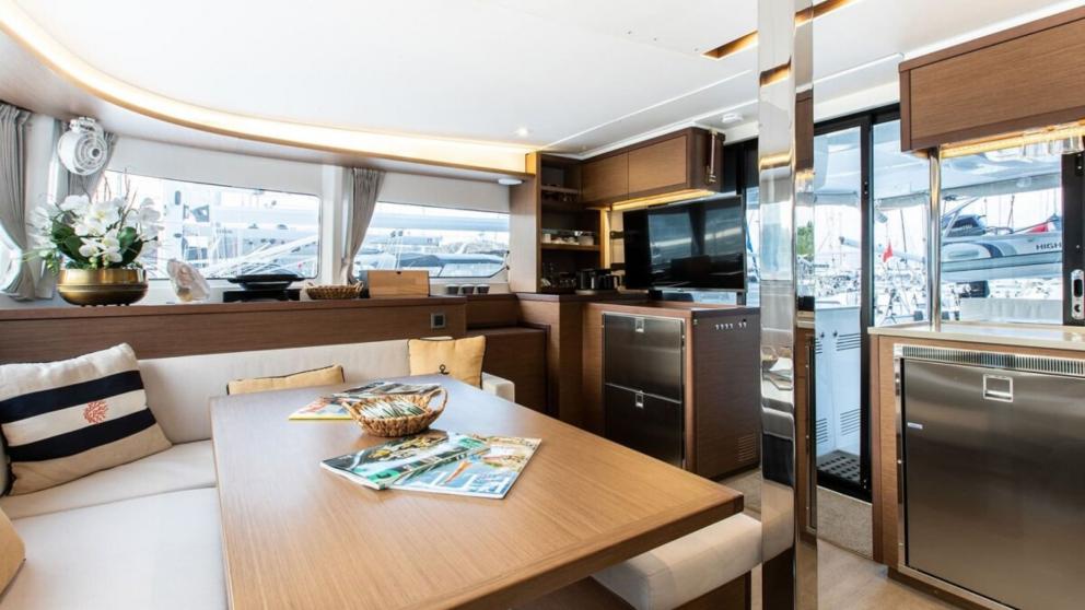 Lounge and dining table on the catamaran Umi