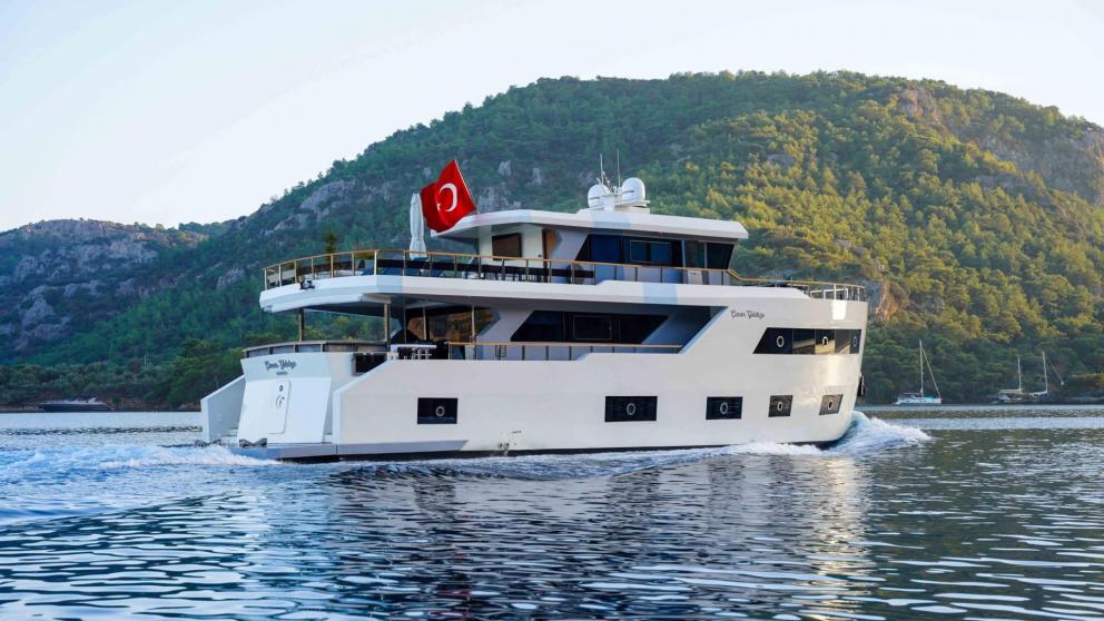 Exterior view of the luxury motor yacht Çınar Yıldızı image 5