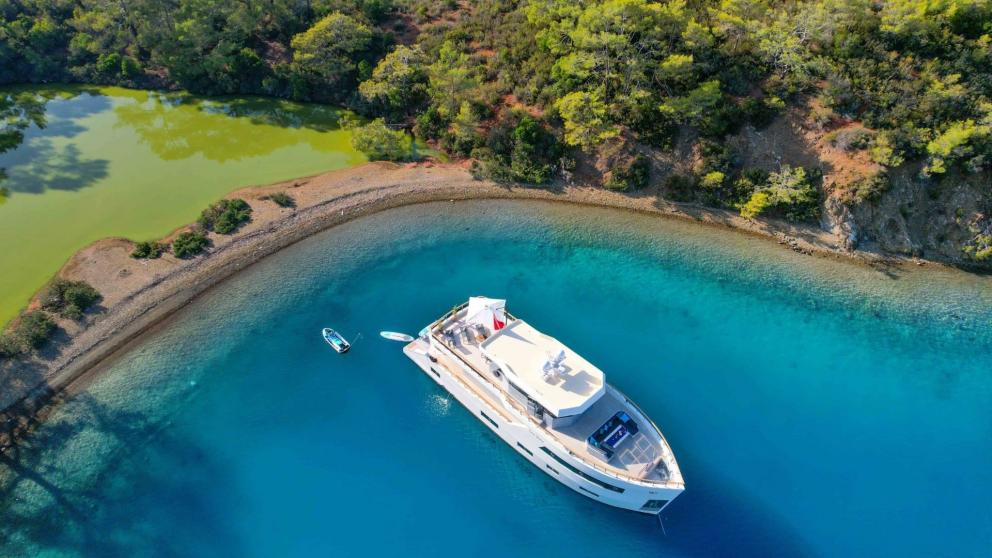 Exterior view of the luxury motor yacht Çınar Yıldızı image 6