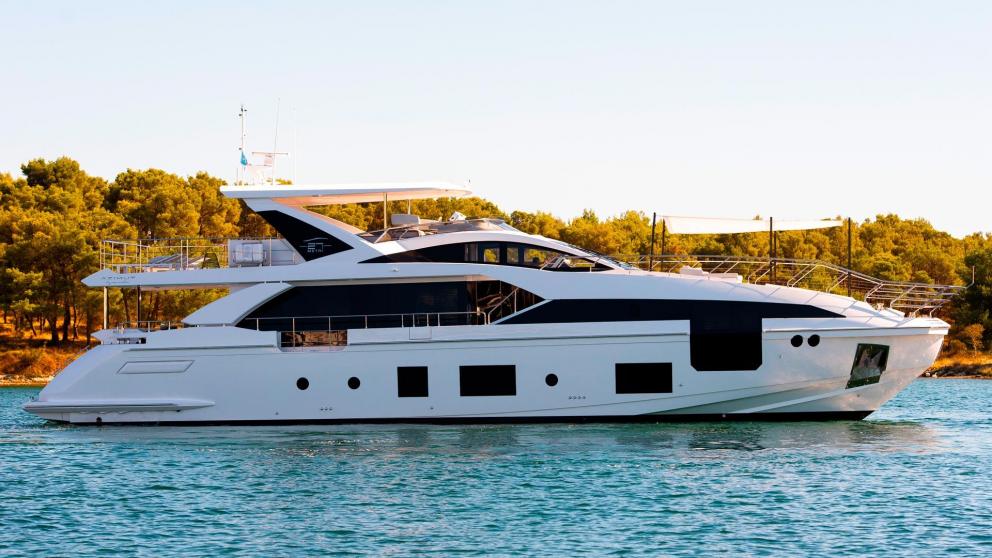 27-meter motor yacht Dawo with 5 cabins for up to 10 guests, available for charter in Sibenik.