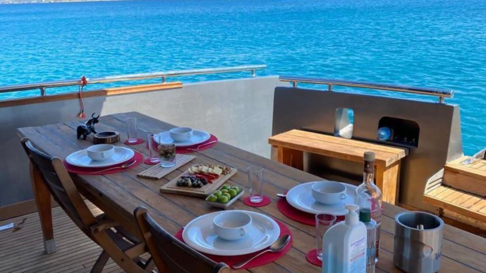 Thanks to the motor yacht's large dining table, you can dine with many friends at the same time.