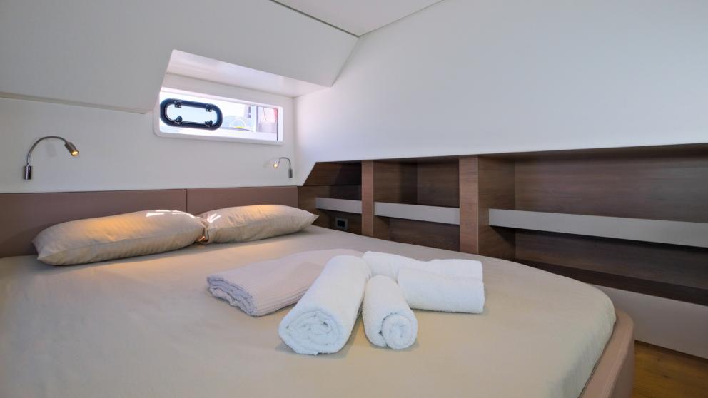 Das Schlafzimmer des Katamarans ist mit Regalen ausgestattet, in denen Sie Ihre Habseligkeiten unterbringen können.
