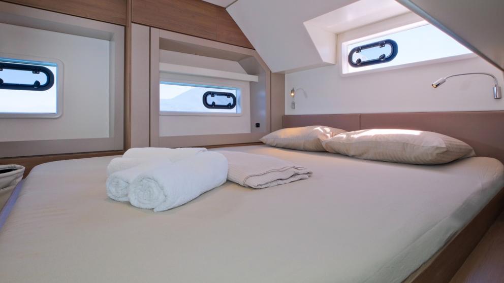 The sea view cabin of the catamaran offers the possibility to watch the sea while falling asleep.
