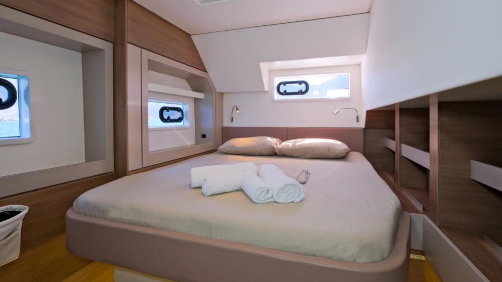 Die geräumige Zweisitzerkabine des Katamarans bietet den Passagieren mit ihrem bequemen Bett einen erholsamen Schlaf.