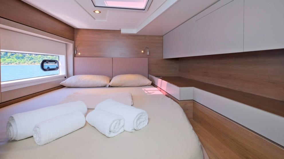 Das geräumige und bequeme Schlafzimmer des Katamarans ermöglicht Ihnen einen angenehmen Schlaf während der Reise.