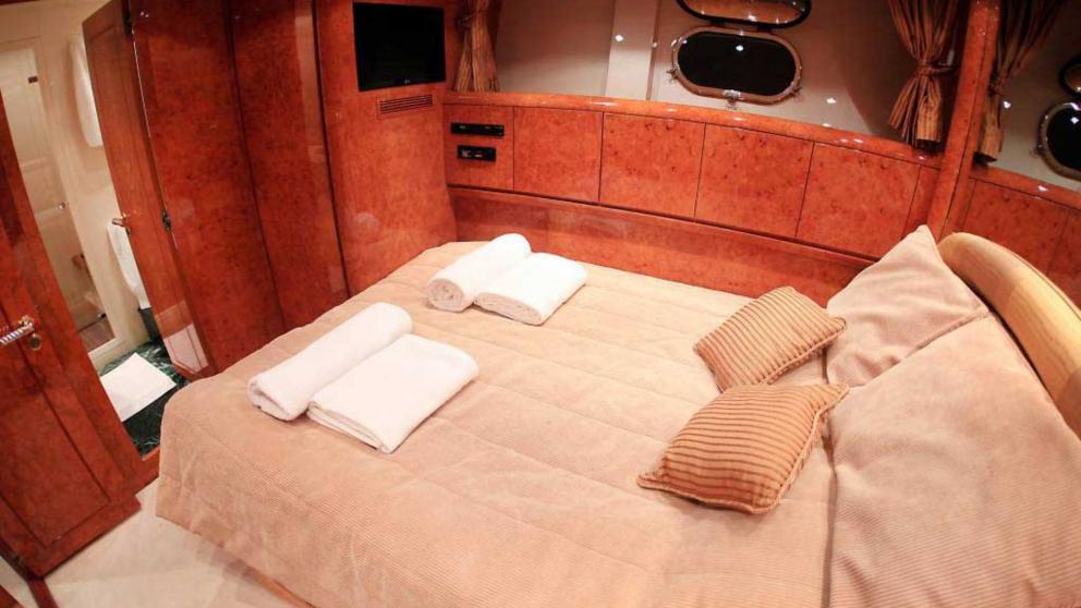 Guest cabin for two on the motor yacht Mina II