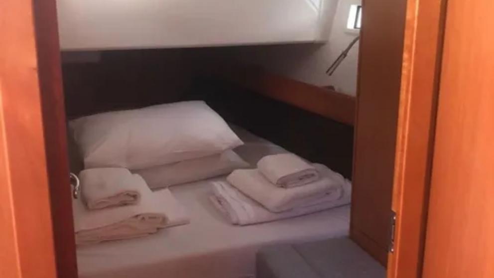 Yelkenli yat Northberry'nin çift kişilik misafir kabini