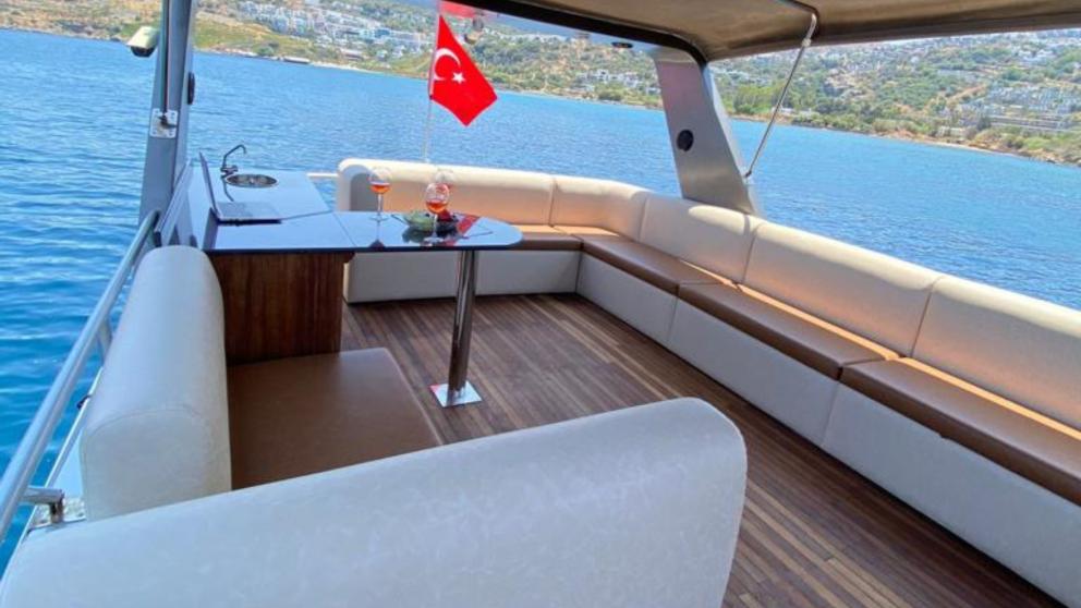 The comfortable relaxation room of the motor yacht offers passengers the opportunity to talk in peace.