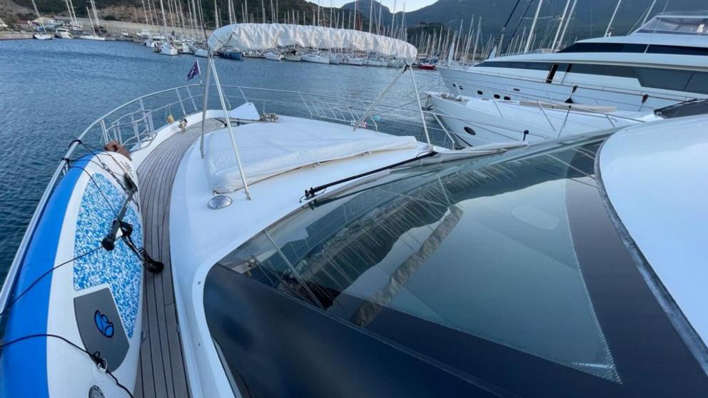 The foredeck of the luxury motor yacht Melissa My Angel in Göcek is equipped with comfortable sun loungers.