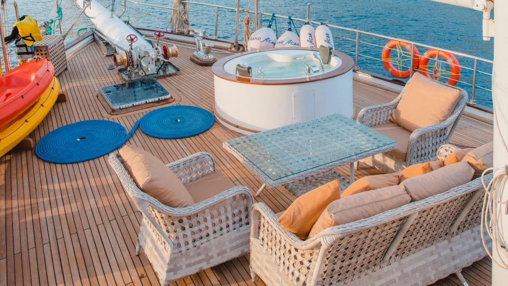 Cosy seating area and whirlpool on the deck of the Grand Acar Gulet in Fethiye.