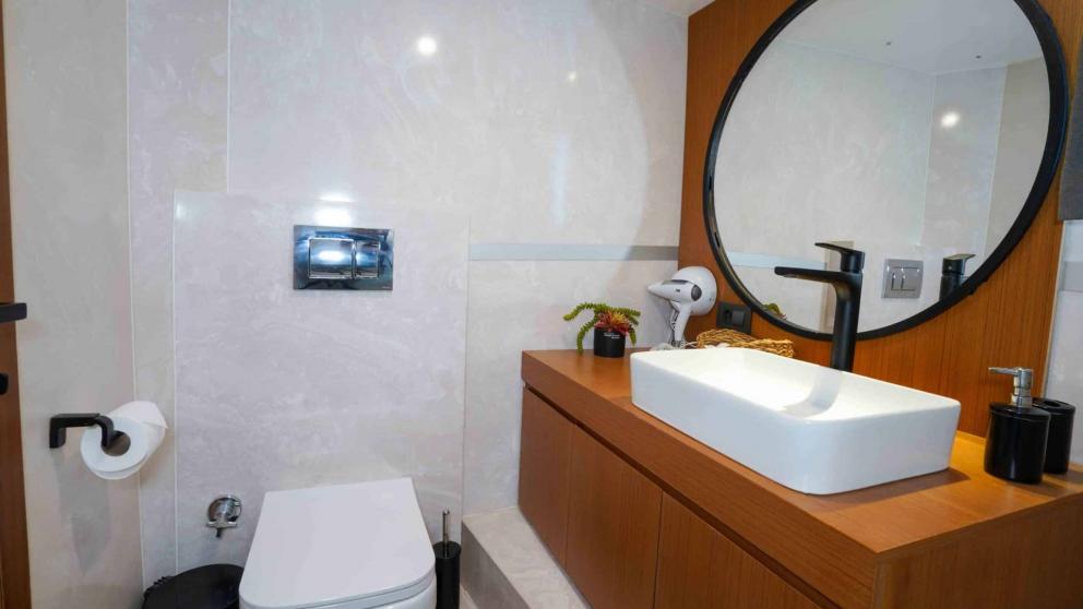Guest bathroom of motor yacht Çınar Yıldızı picture 2