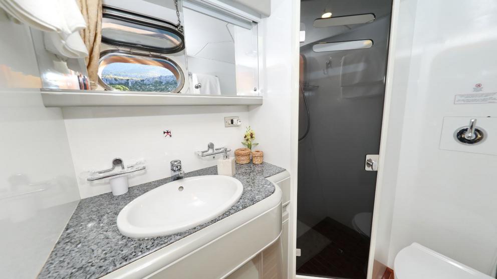 Роскошная гостевая ванная комната моторной яхты Custom Blanka фото 2
