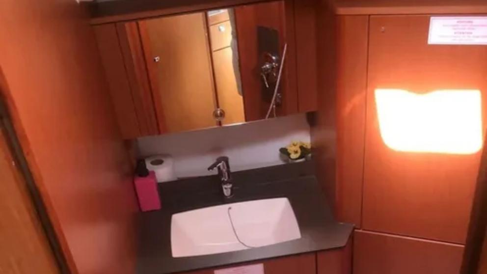 Guest lavatory of sailing yacht Northberry 1
