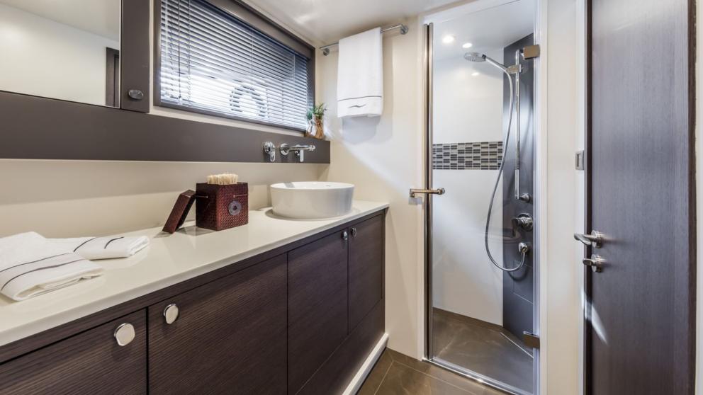 Гостевая ванная комната роскошной моторной яхты Journey