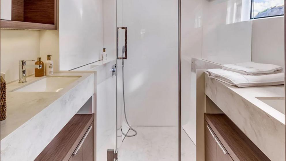 Das luxuriöse und komfortable Badezimmer des Katamarans Swice