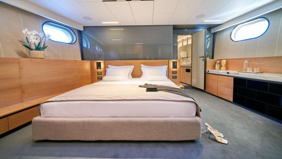 Guest cabin of the luxury sailing yacht MarAllure image 1