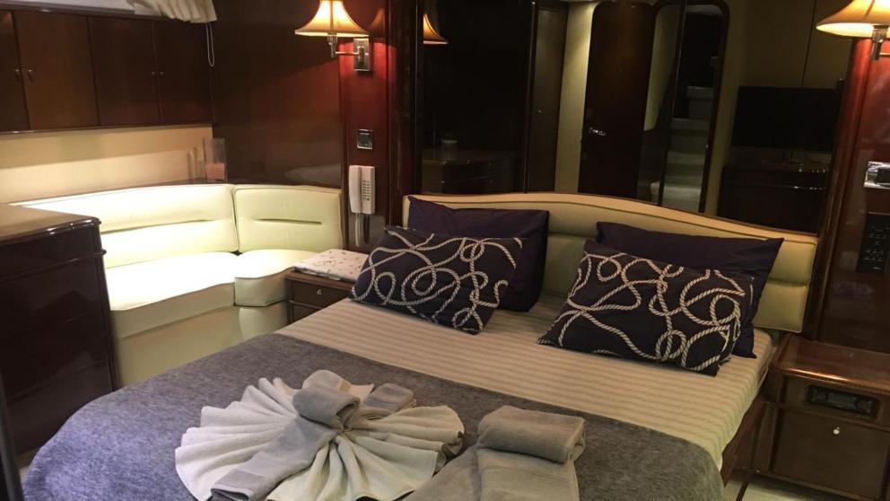 Guest cabin for two on motor yacht The Pearl picture 1
