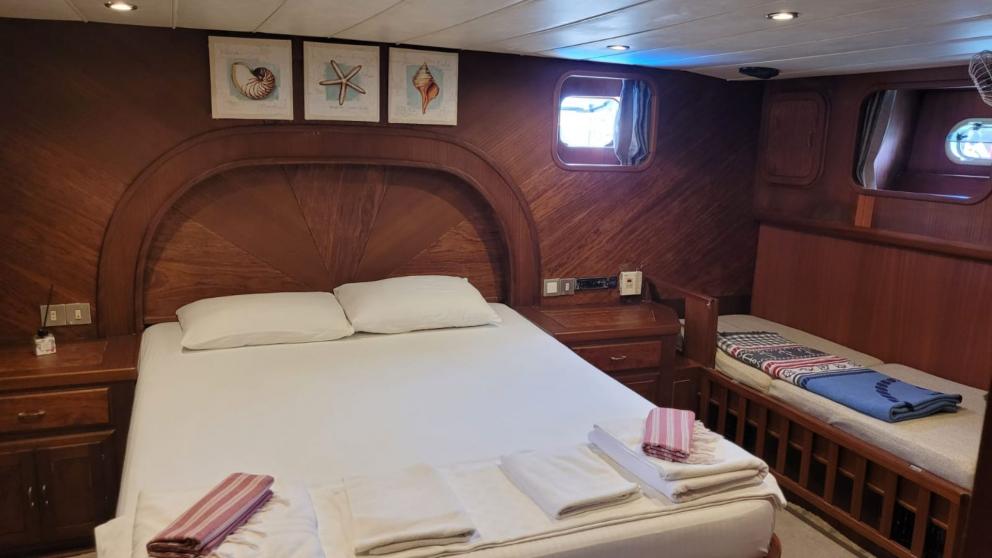 Guest cabin of motor yacht Maitresse image 1