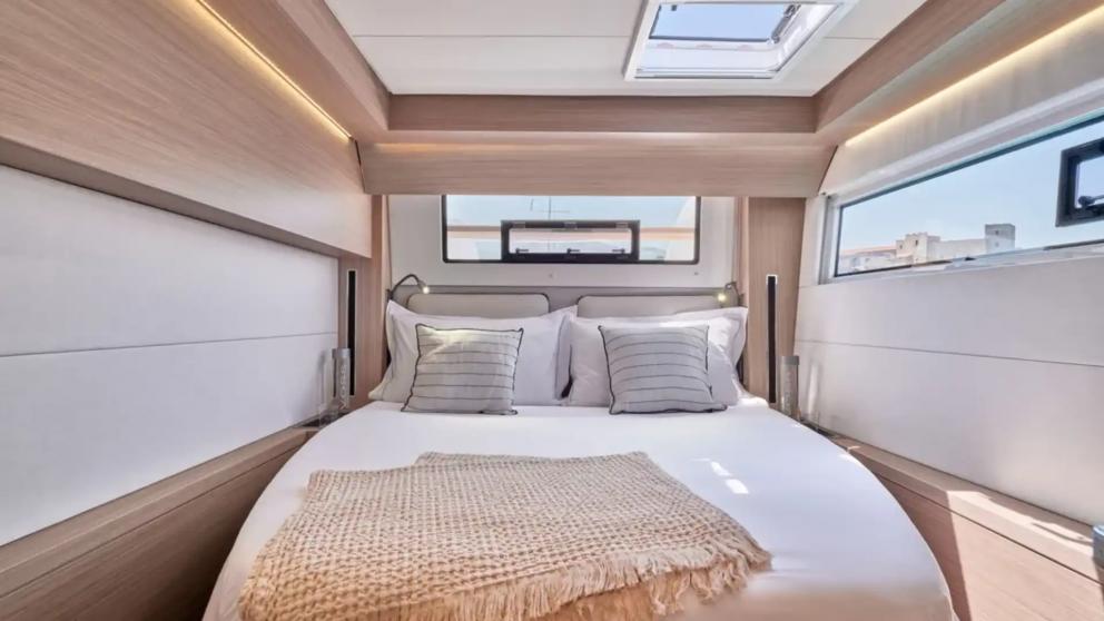Luxury guest cabin for two on board the catamaran Jewel picture 2