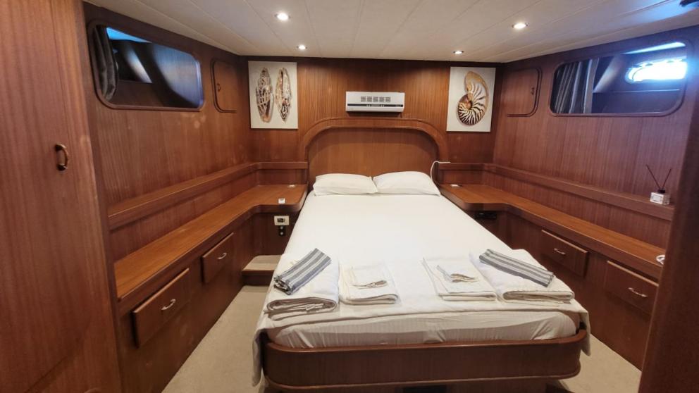 Guest cabin of motor yacht Maitresse image 2