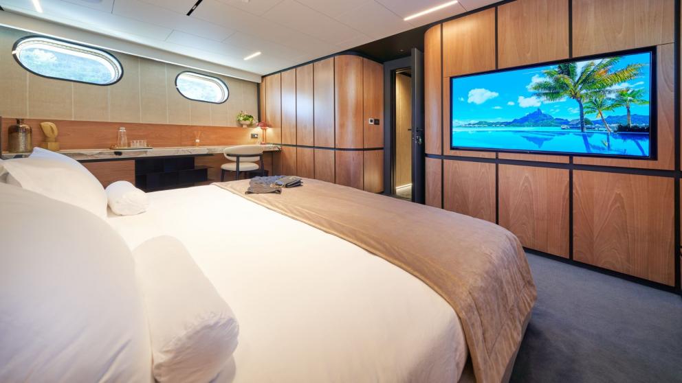 Guest cabin of the luxury sailing yacht MarAllure image 3