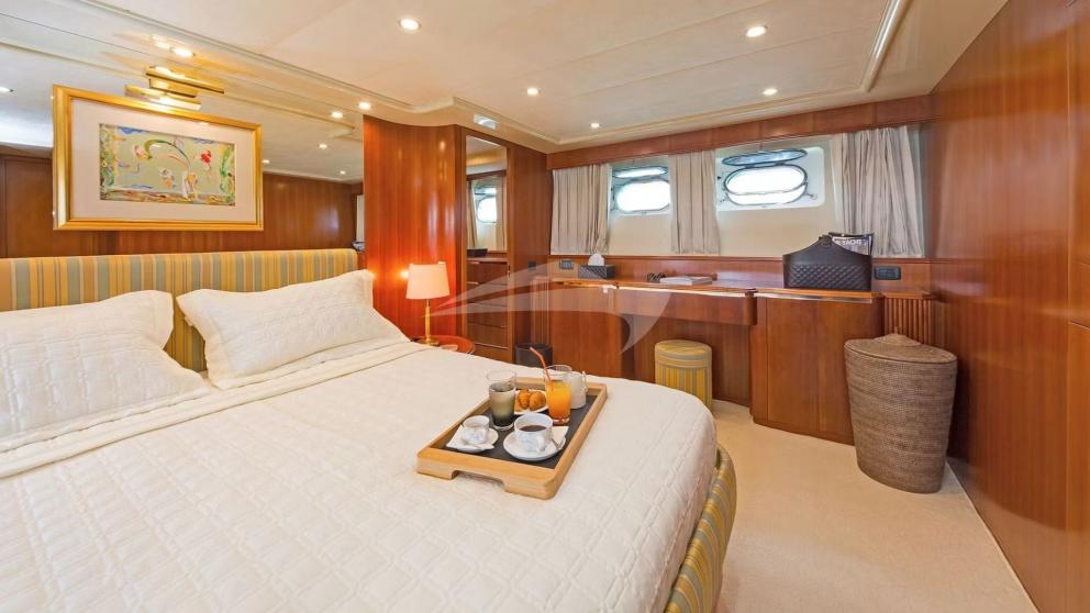 Guest cabin for two on motor yacht Illya F picture 3