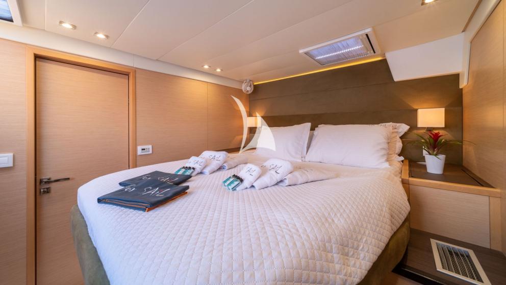 Catamaran For Sail's double guest cabin picture 5