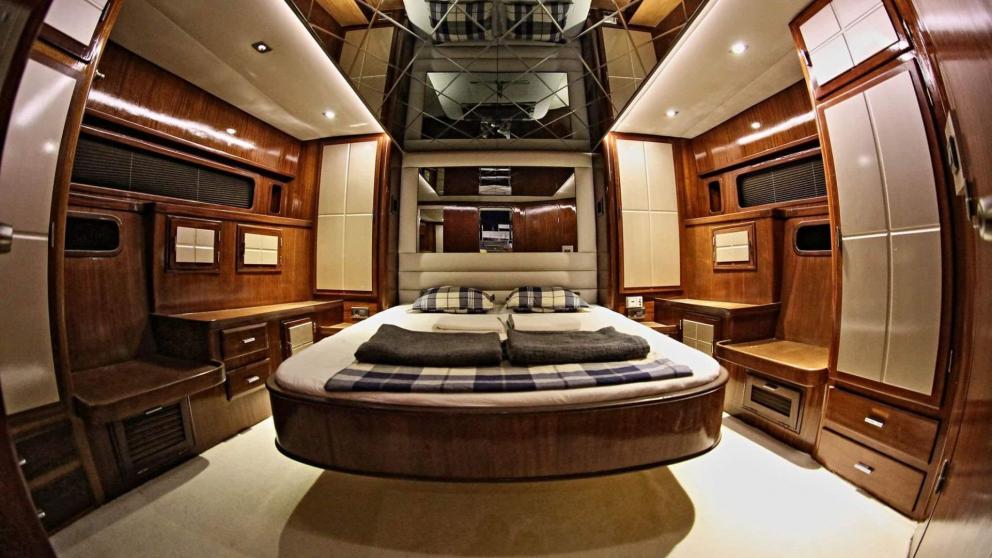 Motoryacht Juliet's luxurious double guest cabin