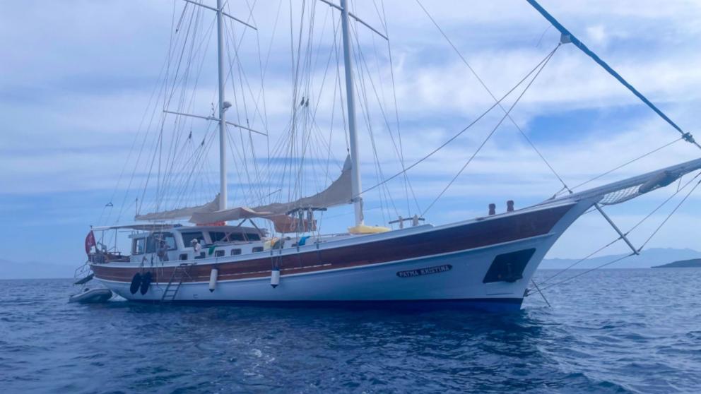 Gulet Fatma Kristina vor Anker auf dem offenen Meer