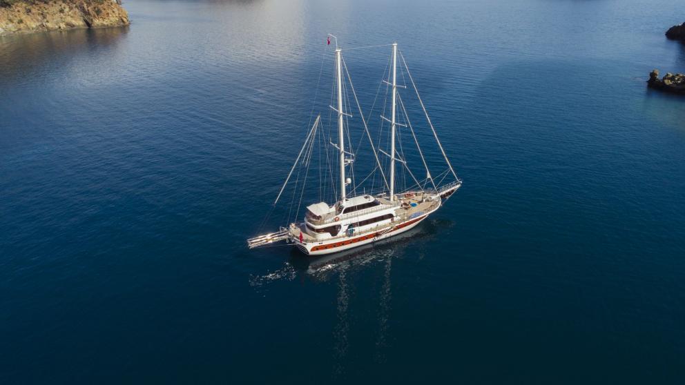 Fethiye'nin berrak mavi sularında dinlenen beş kabinli geleneksel Türk yelkenli teknesi.