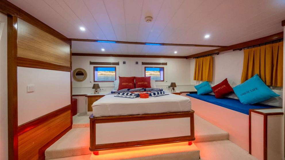 Spacious cabin with stylish furnishings and a view of the sea on the Gulet Enjoy Life.