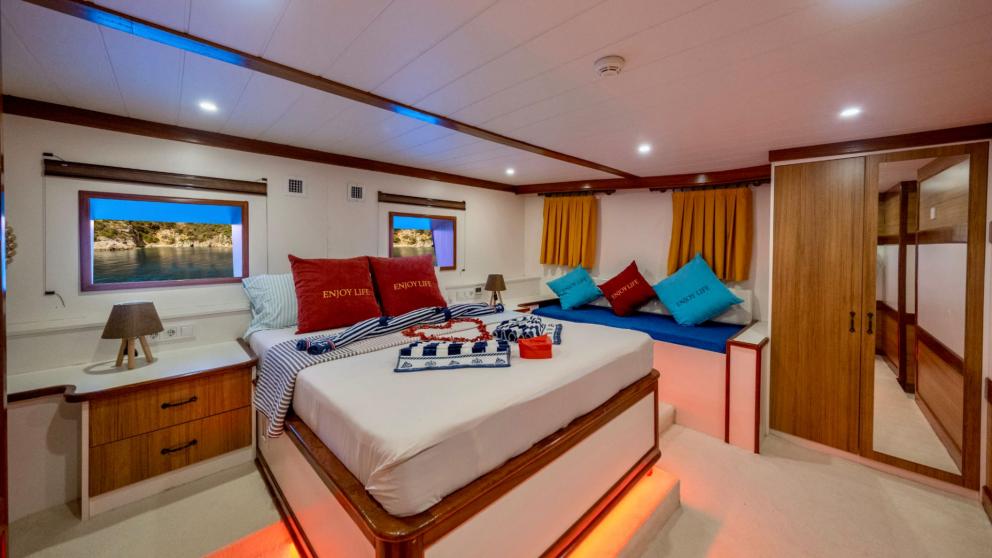 Bright and spacious cabin with maritime decoration and sea view on the Gulet Enjoy Life.