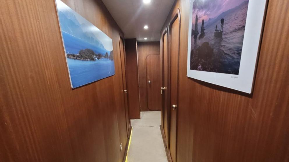 Motor yacht Maitresse's corridor area