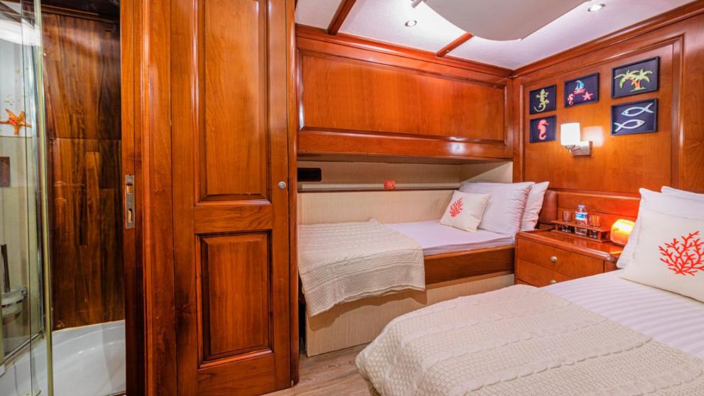 The sailing gullet, decorated with paintings, delights guests with its comfortable beds.