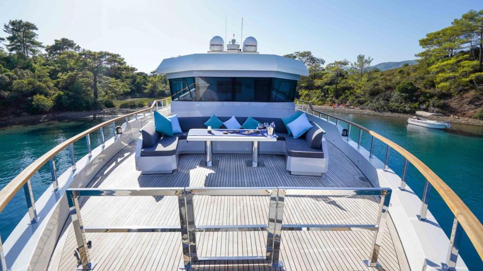 Foredeck seating area of motor yacht Çınar Yıldızı