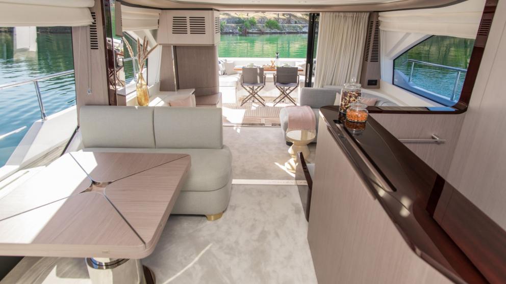 Motoryacht Alibaba's saloon with dining table and seating area