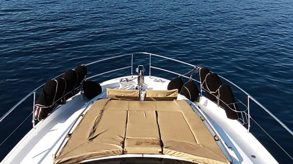 Зона для принятия солнечных ванн на передней палубе моторной яхты My Way