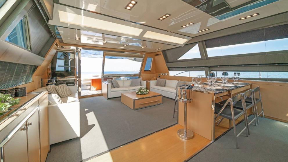 Motoryacht Whatever's luxurious and spacious saloon