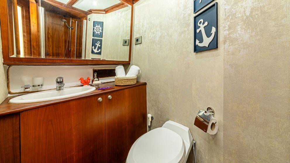 Die kleine Toilette des Segelgulets mit Holzschränken ist speziell für die Gäste vorbereitet.